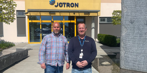 Bedriftsrådgiver hos Mobit Sandefjord og Tønsberg, Remi Dahl (til venstre), sammen med Facility Manager hos Jotron, Jan Einar Gullord.